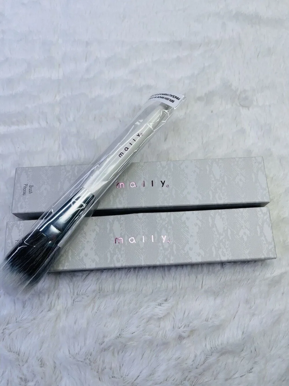 Mally Brush Pinceau Full Size Foundation Powder Brush White/Silver 7in Lot Of 2
